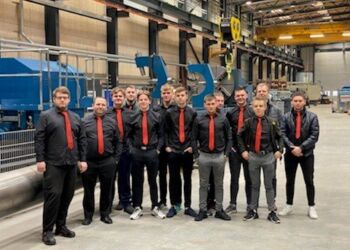 Fornemt klædte studerende fra Færøerne på besøg hos MarineShaft.