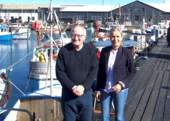 Turistchef i Hirtshals, Laila Zielke, og Per Martensen, handelschef i Hirtshals, anbefaler en  tur langs kajerne i Hirtshals. Foto: Medieanne AP.
