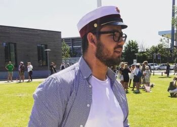 Mathias Holger Nielsen med studenterhuen på foran Hjørring Gymnasium. Foto (arkiv): Privat.