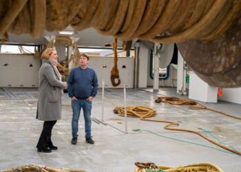 Mia Tang i snak med Fridalvur Tindskard ombord på HG 62 Beinur. Foto: Arkiv.