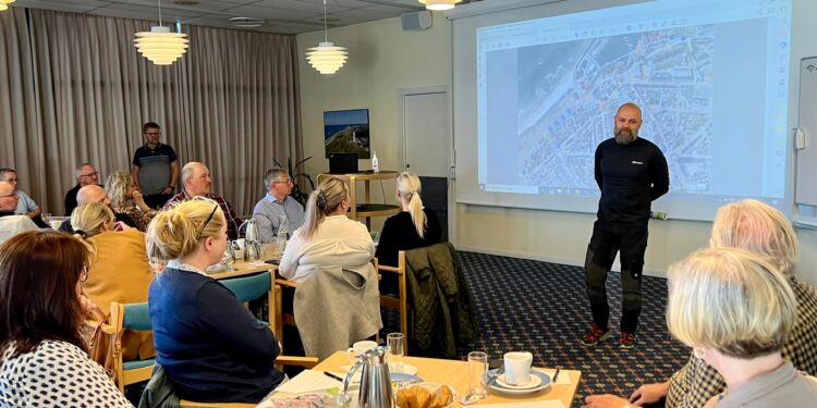 Leif Lund Jakobsen og Rasmus Kolind Bang fremlægger status for Naturmødet 2022. Foto: Niels Skipper.