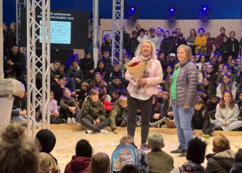 Folkeskolelærer Lene Bjørn Sørensen (tv) og kollegaen Kaina Smed, som fik blomster på scenen, idet hun fornylig har modtaget Politikens Undervisningspris. Foto: Hanne Skipper.