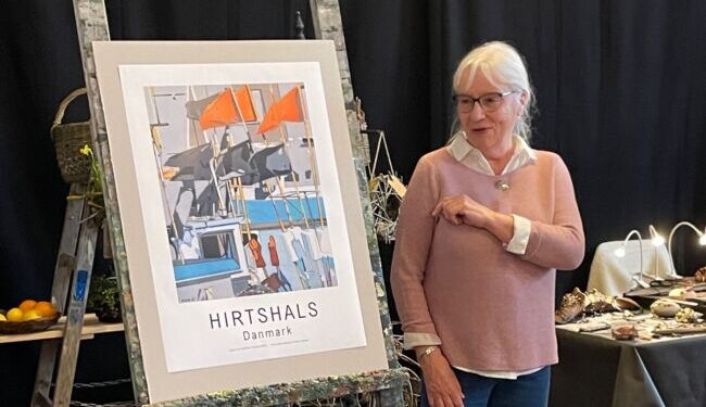 Ninne Nielsen ved afsløringen af Hirtshalsplakaten 2022 i Sømandskirken. Foto (arkiv): John Kongerslev.