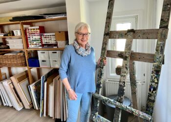 Ninne Nielsen ved staffeliet, som faren Georg Nielsen lavede til hende i Sønderborg. Foto (arkiv): Niels Skipper.