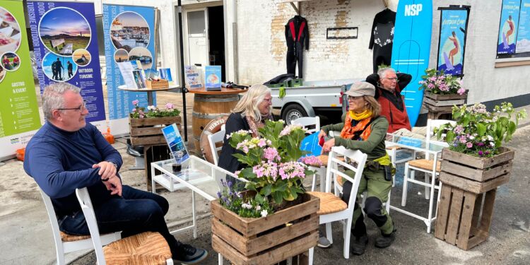 Mange fik under Naturmødet en snak med skoleleder Peter Sundbæk og projektleder Anna-Stina Billund fra Nordsøen Fri Fagskole på Vestkajen. Foto (arkiv): Niels Skipper.