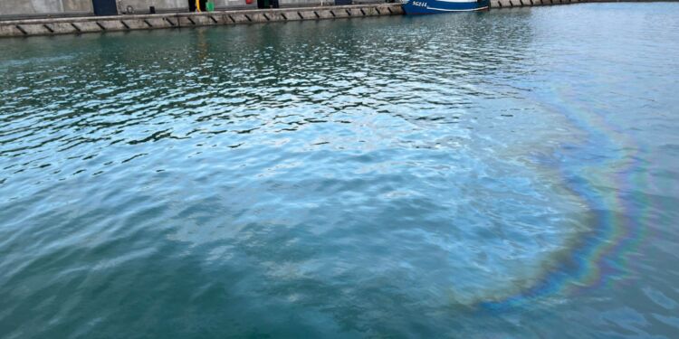 Olieforureningen i mandags. Foto: Niels Skipper.