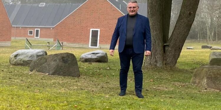 Peter Sundbæk ved den nye Nordsøen Fri Fagskole. Foto: Arkiv.