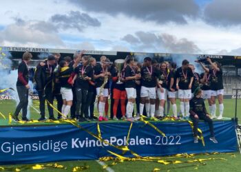 Jubel på skamlen efter sejren til Fortuna. Foto: Søren Smalbro.