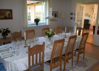 Bordet bliver dækket i præsteboligen hos  Anne Marie og Bjarne Hougaard. Foto: Privat.