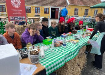 Her er det kreative Lone Venderby fra Skoletjenesten hos Vendsyssel Historiske Museum, der har gang i undervisningen af børn ved Naturmødet foran Hirtshals Kro i 2022. Foto: Arkiv.