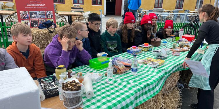 Her er det kreative Lone Venderby fra Skoletjenesten hos Vendsyssel Historiske Museum, der har gang i undervisningen af børn ved Naturmødet foran Hirtshals Kro i 2022. Foto: Arkiv.