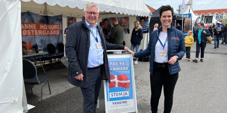 Borgmester Søren Smalbro og Anne Honoré Østergaard tog smilende imod hos Venstre på Naturmødet 2022. Foto (arkiv): Niels Skipper.