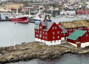 Det færøske flag Merkið blafrer Tinganes i Tórshavn. Foto (arkiv): Niels Skipper.