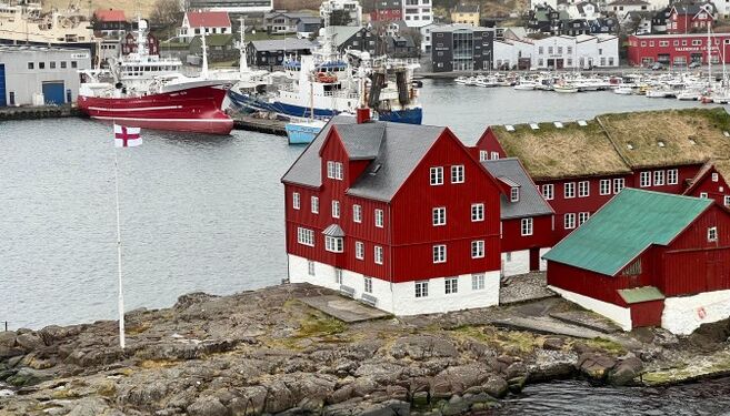 Det færøske flag Merkið blafrer Tinganes i Tórshavn. Foto (arkiv): Niels Skipper.