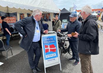 Borgmester Søren Smalbro (V) i snak med en lokal og NordsøPostens udsendte Torben Elling ved Naturmødet 2022. Foto (arkiv): Niels Skipper.