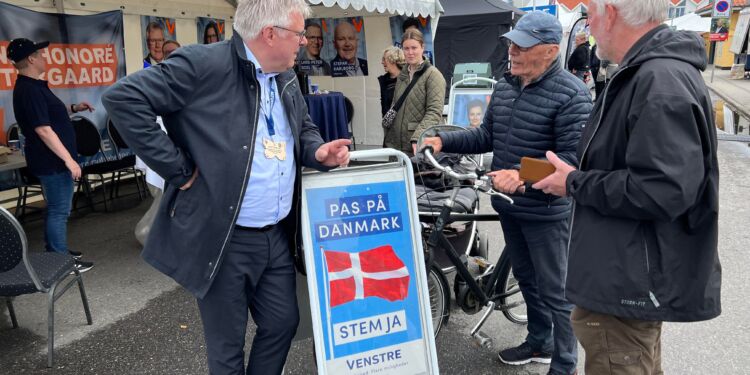 Borgmester Søren Smalbro (V) i snak med en lokal og NordsøPostens udsendte Torben Elling ved Naturmødet 2022. Foto (arkiv): Niels Skipper.