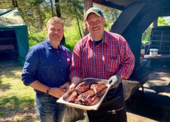 René Ejstrup Larsen fra Spar og Allan Kristensen ved en tidligere vinsmagning i Fun-Park. Foto: (arkiv): Niels Skipper.