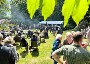 Hygge i haven ved Vrejlev Klostermarked. Foto (arkiv): Niels Skipper.