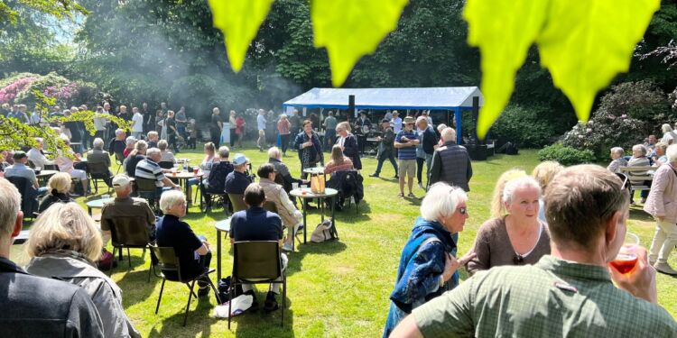 Hygge i haven ved Vrejlev Klostermarked. Foto (arkiv): Niels Skipper.