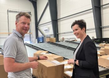 Anne Honoré Østergaard er fascineret af de to iværksætteres succes med virksomheden i Løkken.