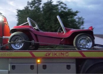 En strandbuggy er en bil med store hjul og brede dæk designet til at køre på strande og klitter. Fredag aften kørte den dog på asfalt.
Foto: Per Frank Paulsen / TV2 Nord.