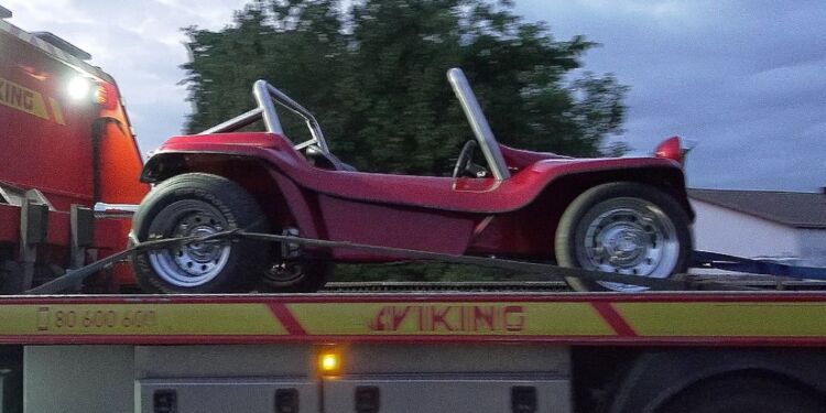 En strandbuggy er en bil med store hjul og brede dæk designet til at køre på strande og klitter. Fredag aften kørte den dog på asfalt.
Foto: Per Frank Paulsen / TV2 Nord.