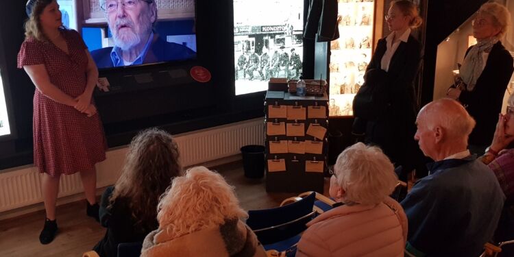 Den lokale modstandsmand og frihedskæmper Knud Christensen fortæller på skærmen om Besættelsen. Foto: VHM.