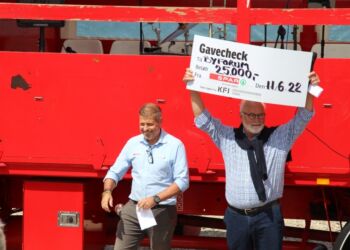 John Kongerslev med den store check fra Pia og René Ejstrup Larsen hos Spar på Margrethevej i Hirtshals. Foto: Niels Skipper.