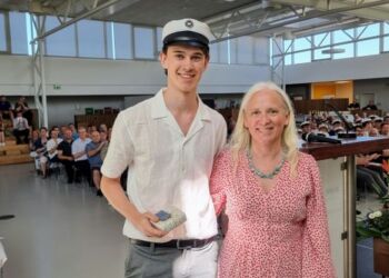 Frederik Gerner Kjær Rahbek fra htx, som endte på hele 12,2, hvilket blev årets højeste. Han er selskab med studieleder Vivi Kindberg.