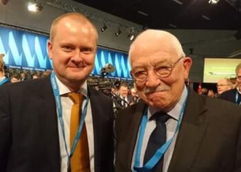 Christian Borrisholt Steen i selskab med forhenværende udenrigsminister og nu afdøde Uffe Ellemann-Jensen.