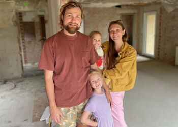 Emil Kondrup og Lisa Marie Kongsgaard med døtrene Molly og Vilda.
Foto: Michael Guldbrandt Brønnum.