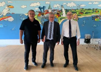 Forstander Peter Sundbæk, borgmester Søren Smalbro og bestyrelsesformand Jens Kirketerp Jensen hos Nordsøen Fri Fagskole. Foto (arkiv): Nordsøen Fri Fagskole.