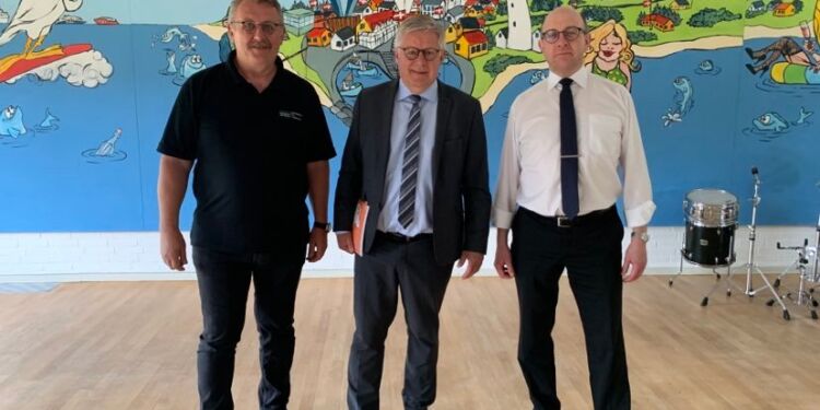 Forstander Peter Sundbæk, borgmester Søren Smalbro og bestyrelsesformand Jens Kirketerp Jensen hos Nordsøen Fri Fagskole. Foto (arkiv): Nordsøen Fri Fagskole.