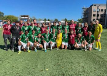 Spillere og træner med sølvmedaljerne. Foto: Fortuna.