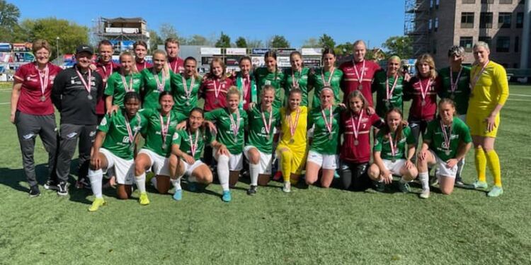 Spillere og træner med sølvmedaljerne. Foto: Fortuna.