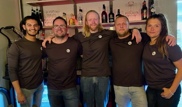 Bag baren ses fra venstre Nicolai, Morten, Martin, Denis og Pernille.