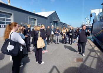 Formidler Kim Fogt fra Nordsøen Oceanarium i selskab med de læringsparate elever fra Sindal Skole.
