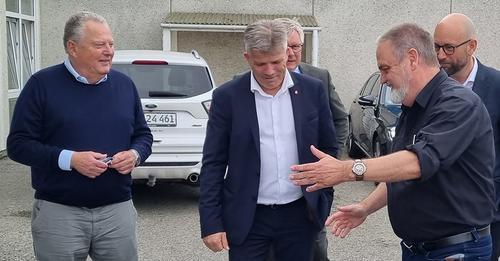 Norges fiskeriminister Bjørnar Skjæran ses her på virksomhedsbesøg  på Hirtshals Havn i selskab med blandt andre borgmester Søren Smalbro og den daværende danske fiskeriminister Rasmus Prehn. Foto: Arkiv.