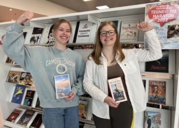 Så har Hjørring Rotary klubbers to 16-årige udlandsstuderende fundet bøger om deres nye lande. Lærke Poulsen (tv) skal i august et år på udveksling til Japan, og Iben Norberg Hansen(th) rejser samtidigt et år til Brasilien. Foto Hasse Boe.