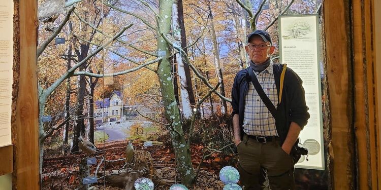 Fotograf Ivan Mogensbæk foran vinderbilledet i Mosbjerg. Foto: Privat.