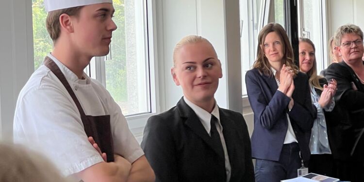 Jasmin ses her med kokken Lukas Grøntved.