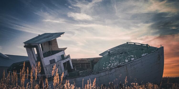 Jollevraget ovenfor står i dag renoveret og flot som saunabåd ved Husmoderstrandeni Hirtshals. Foto: Arturs Pirazkov.