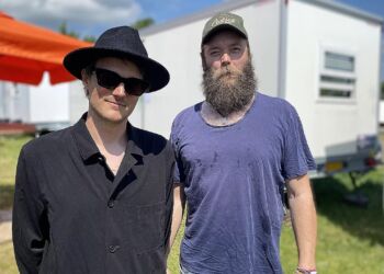 De to brødre Simon og Thomas Alstrup (t.h.) spiller sammen med resten af bandet til 30 festivaler i løbet af sommeren.
Foto: Frida Bjørn Fisker / TV MIDTVEST.