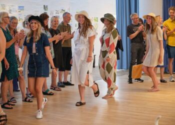 Modeshow på Vrå Højskole.