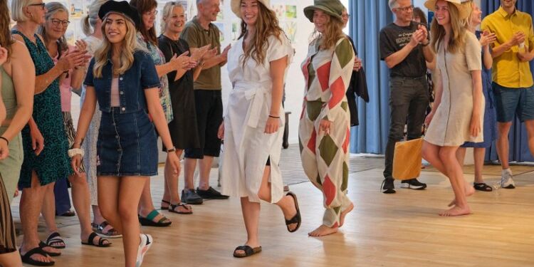 Modeshow på Vrå Højskole.
