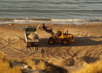 Tornby Mørtelværk har i åresvis haft tilladelse til at hente sand på stranden nedenfor Fyrklit syd for Hirtshals. Foto: Fyrklit. Foto: Arkiv.