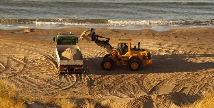 Tornby Mørtelværk har i åresvis haft tilladelse til at hente sand på stranden nedenfor Fyrklit syd for Hirtshals. Foto: Fyrklit. Foto: Arkiv.