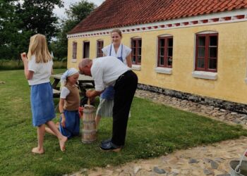 Trine og Thomas med familien ved Husmandsstedet.