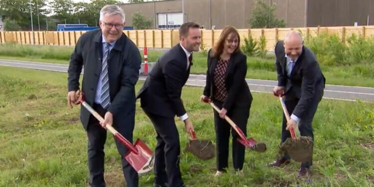 Borgmester Søren Smalbro, erhvervsminister Simon Kollerup, Senior Vice President i Novo Nordisk og fabrikschef Morten Keller Caspersen.