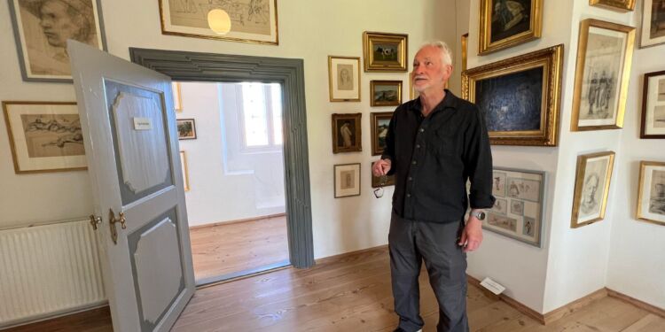 Torben Elling i den store samling med værker af J. F. Willumsen ved Herregåden Odden. Foto (arkiv): Niels Skipper.